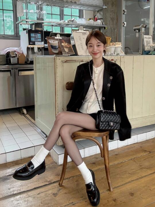 甜妹的黑丝配乐福鞋👞