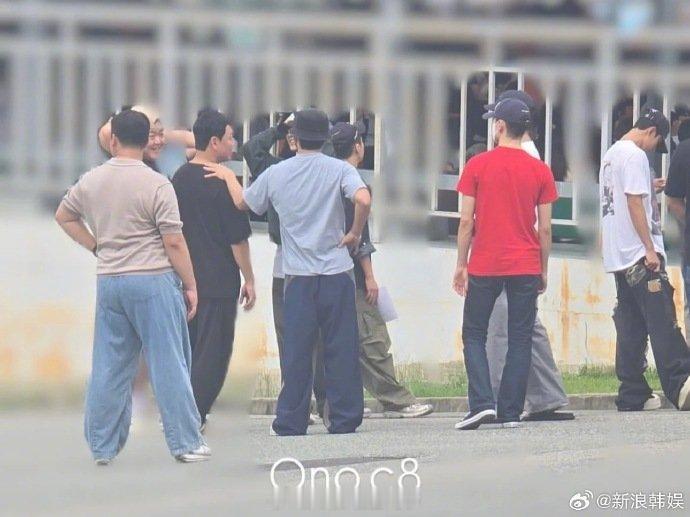 SEVENTEEN全员送李知勋入伍据悉，9月16日SEVENTEEN成员（除因行