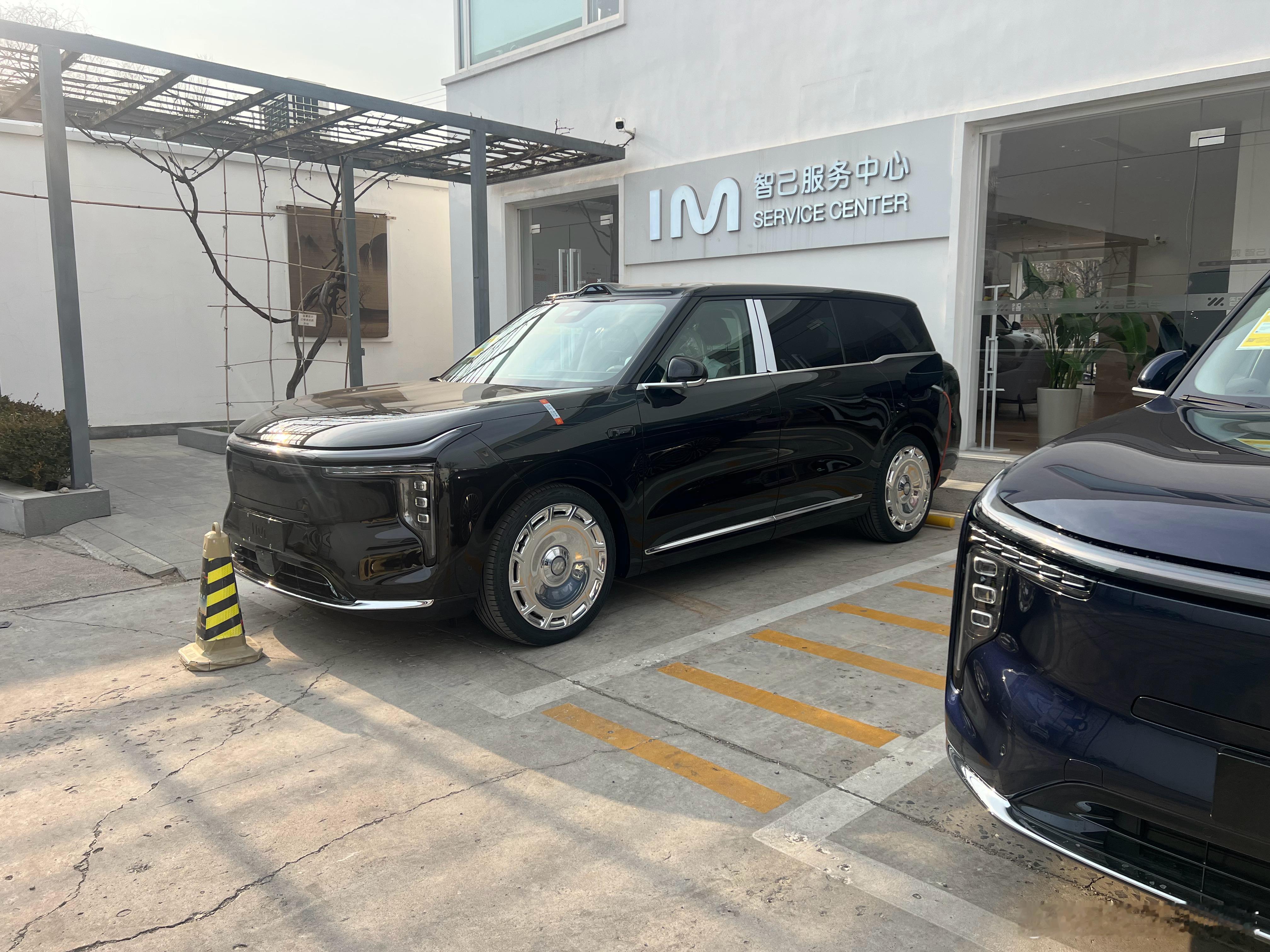 9字辈儿的车，主打一个气势爆表～颜值按10分满分，智己LS9你给打几分？ 