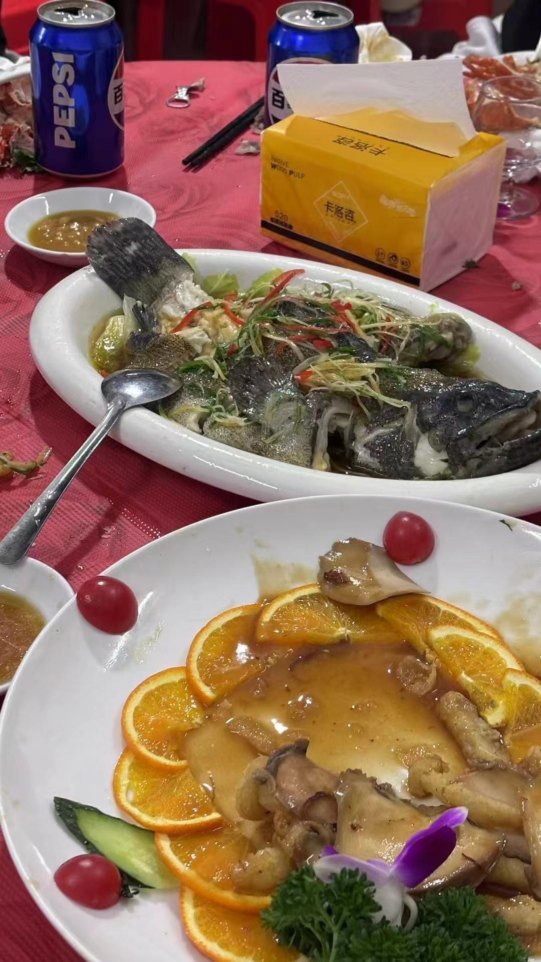 今天在公司茶水间有同事闲聊，说到清蒸鳜鱼，有人说鱼要腌制几分钟，冷水上锅蒸15分