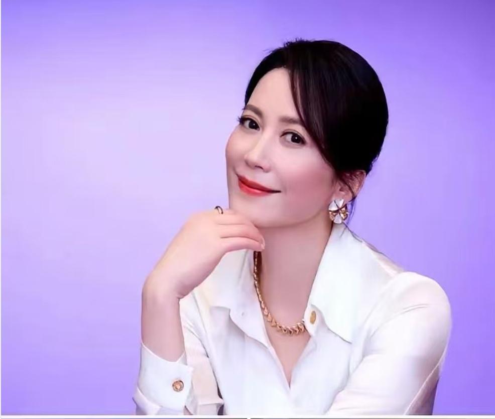 记者堵着俞飞鸿问“为啥来看谢霆锋演唱会”，俞飞鸿一句“你问王菲”把锅甩过去，结果