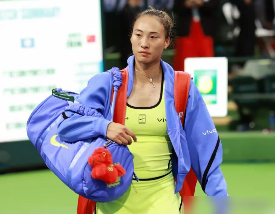 鹰眼铁证：郑钦文法网被裁判公然黑掉一盘。
法网四分之一决赛，第一盘抢七关键分，