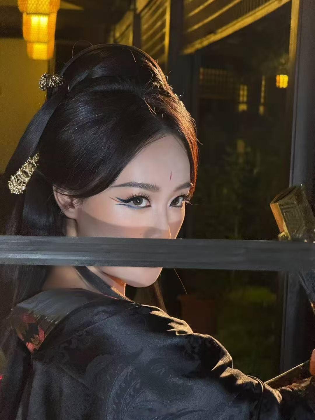 华天崎给蓝盈莹化的剑灵妆蓝盈莹剑灵妆好绝！蓝红金眼线又酷又媚，和龙泉宝剑适配度拉