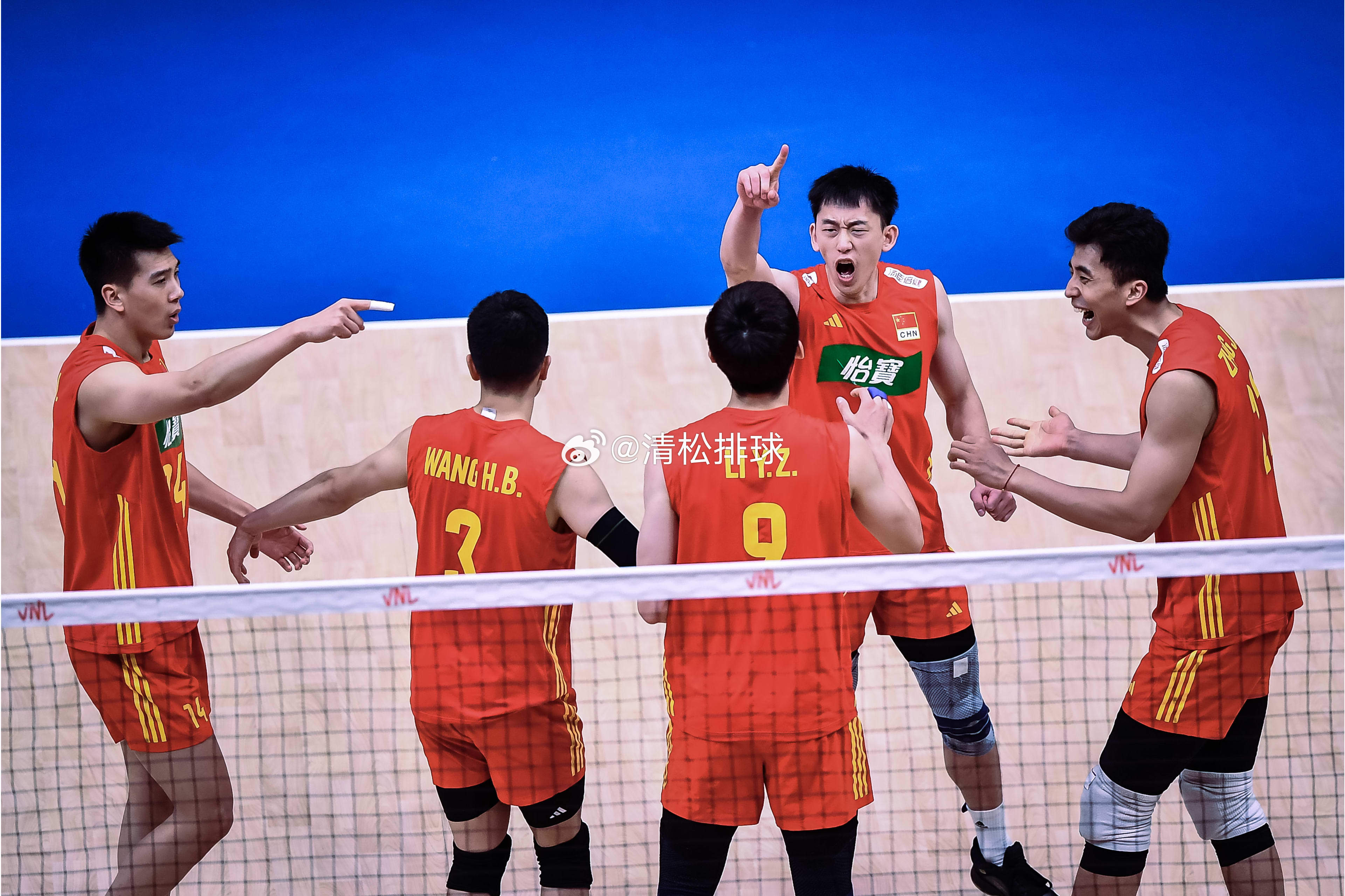 今天中国男排身穿红色球衣🇨🇳#清松带你看排球##中国男排vs巴西男排# ​​