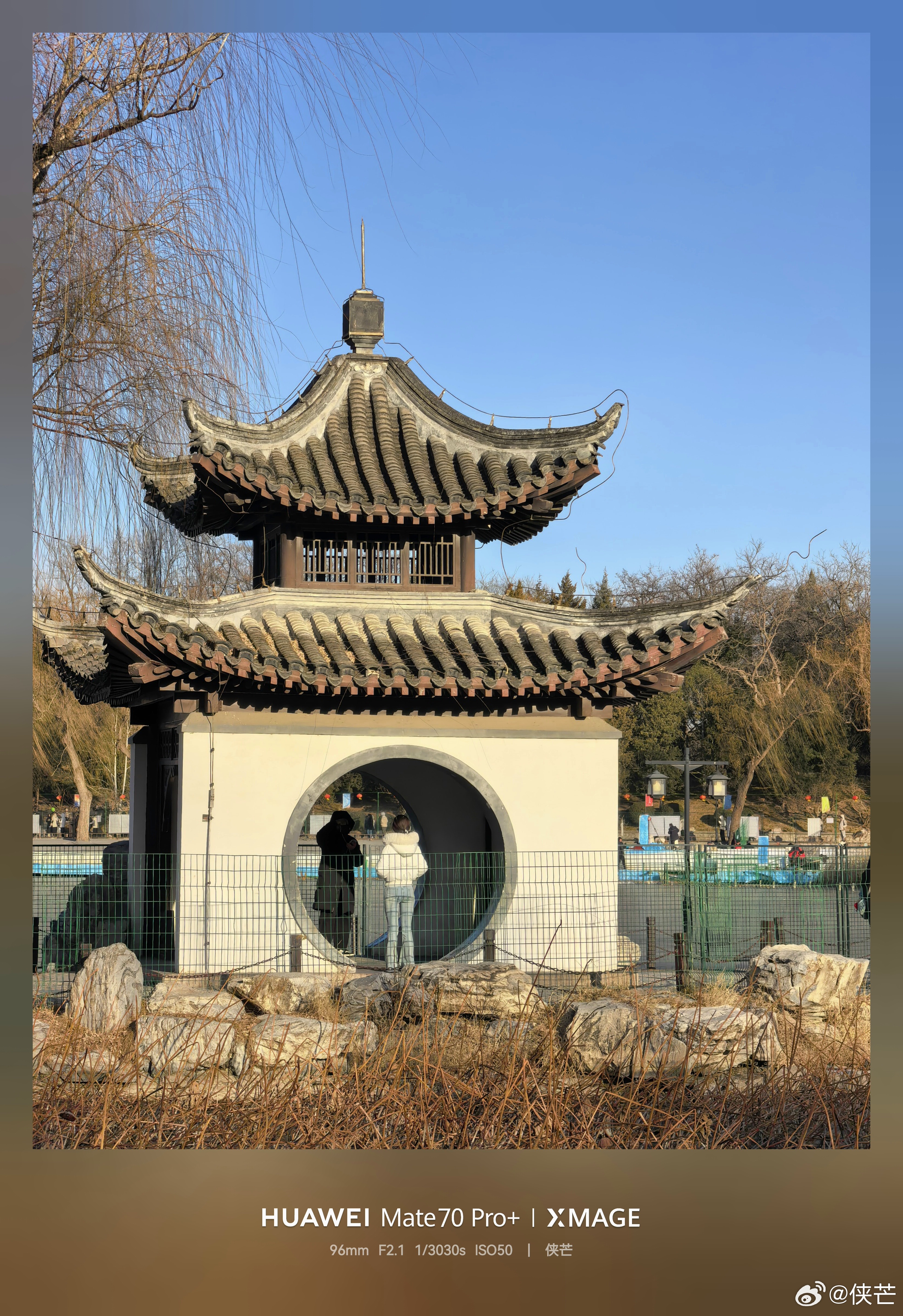 《冰湖暮色欢乐多》残雪覆冰面，暮云吻屋檐——陶然亭的冬天，藏着时光的慢镜头糖葫芦