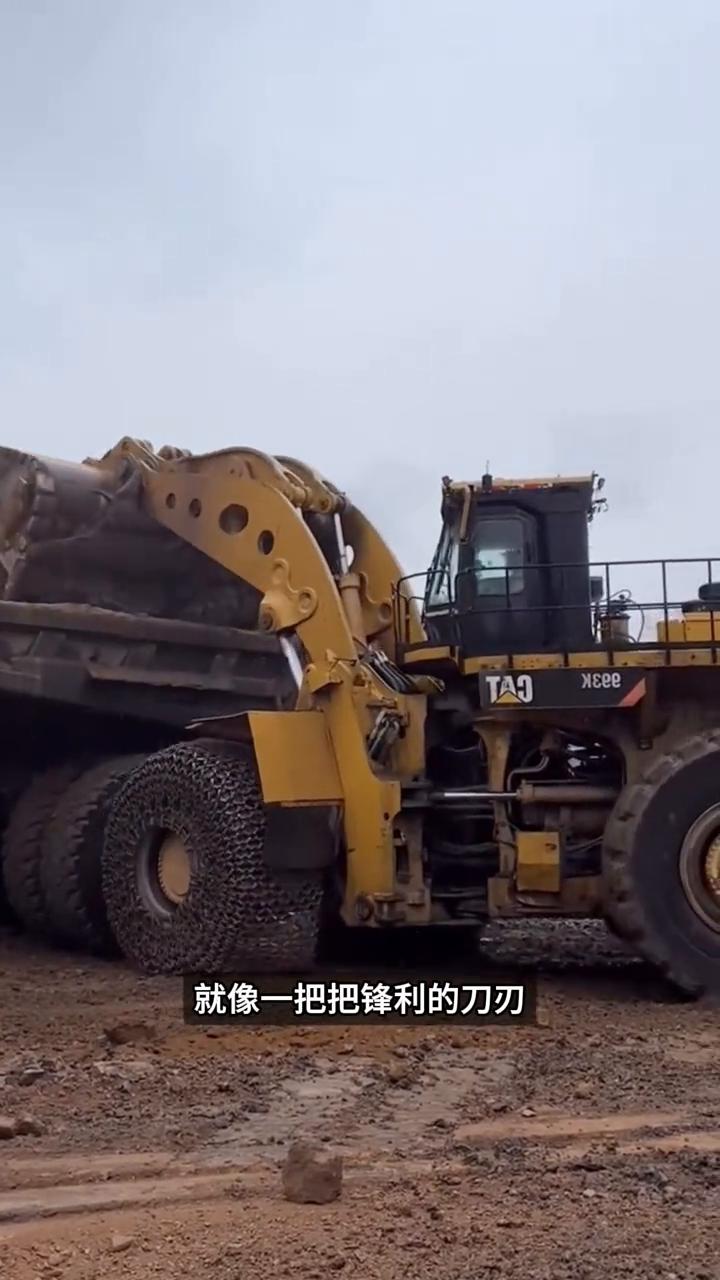 铁链护胎之秘。
为什么这些巨型装载机非要给轮胎裹上一层沉重的铁链？看上去只是几圈