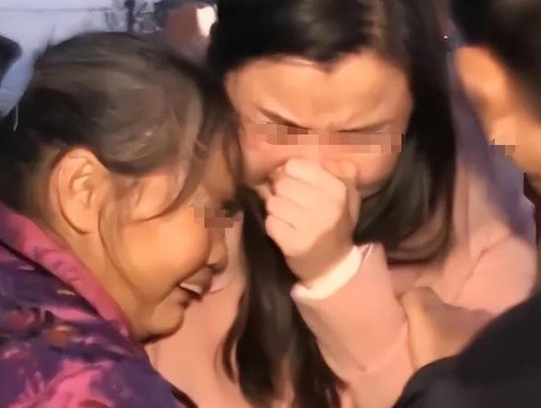 2015年，河南一女子在工厂干活时，听到同事说了一句方言，她猛地回过头，抓住同事