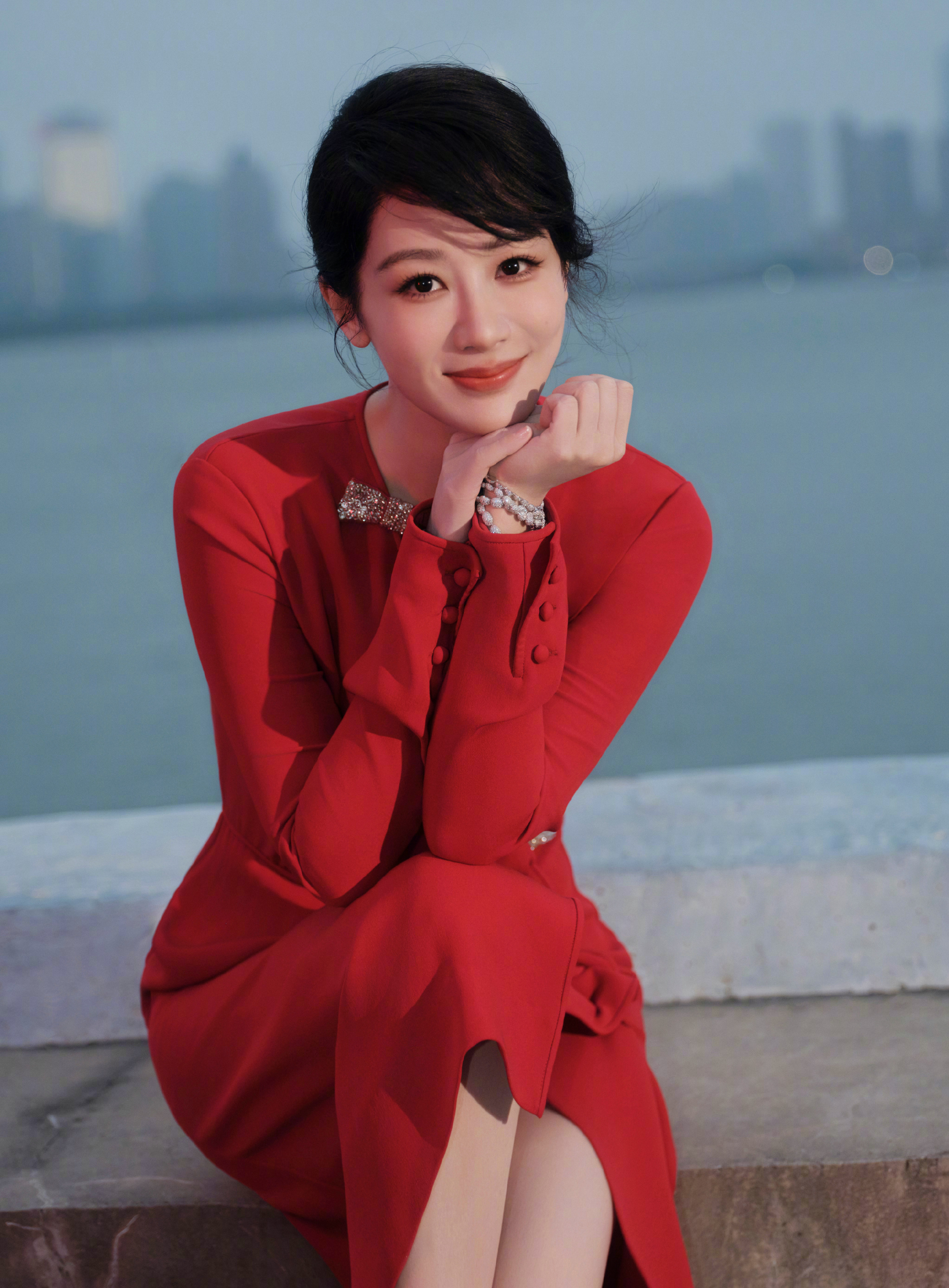 杨紫红裙 风格大赏杨紫以Valentino红裙开启新年篇章🌹2026早春系列衬