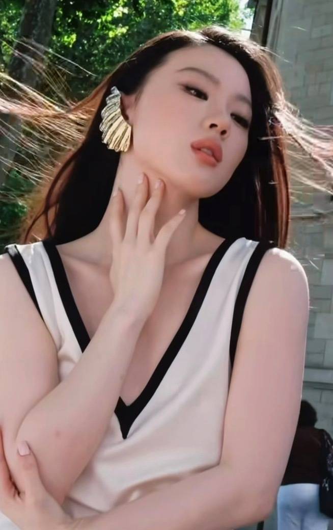 我姐姐看起来很香很好亲啊，好羡慕蚊子 我也想在单依纯手臂上嘬蚊子包 