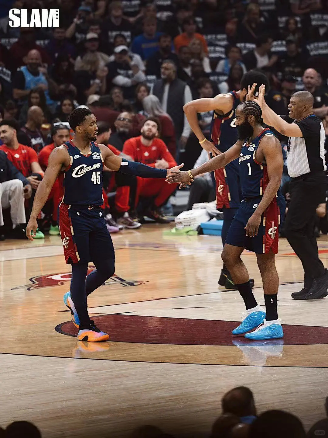 骑士2比0猛龙 骑士主场115-105击败猛龙，系列赛2-0领先。哈登出场35分