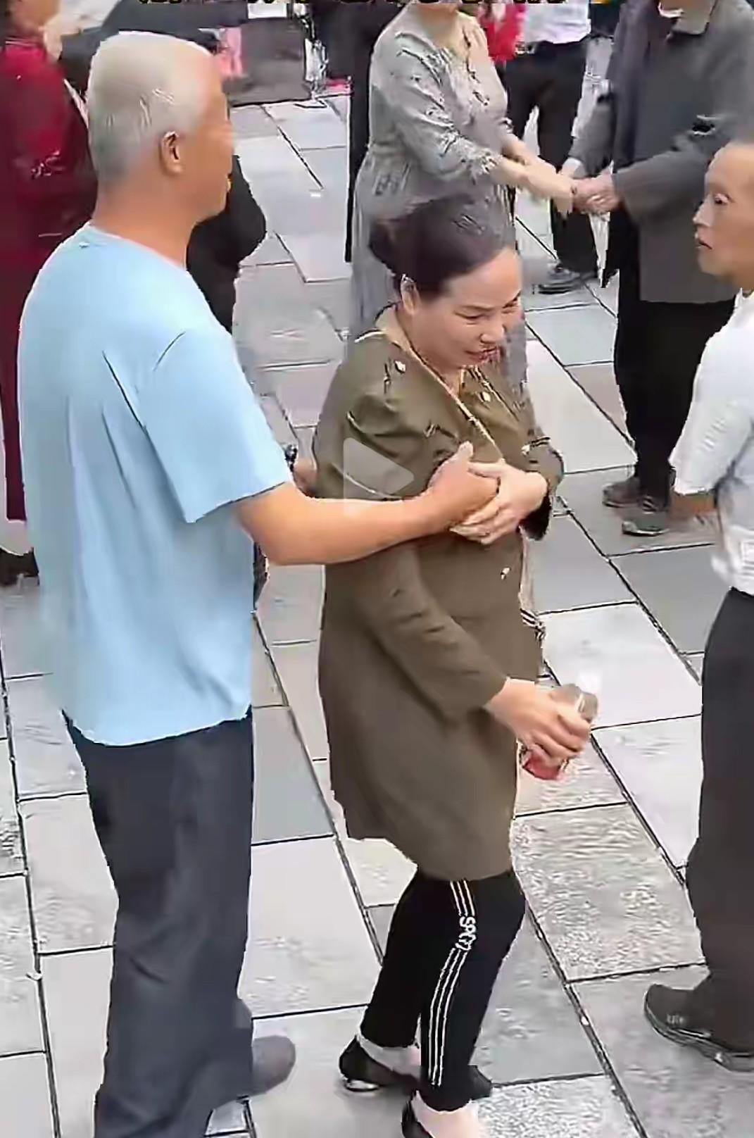 跳舞归跳舞
本来是一中老年运动解闷的好活动，但哪里能碰哪里不能碰，你得做到心里有