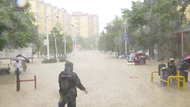 乐东出现强降雨天气 小区内涝积水 多部门紧急救援被困群众