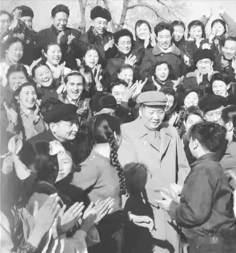 人民热爱毛主席！无限的热爱！