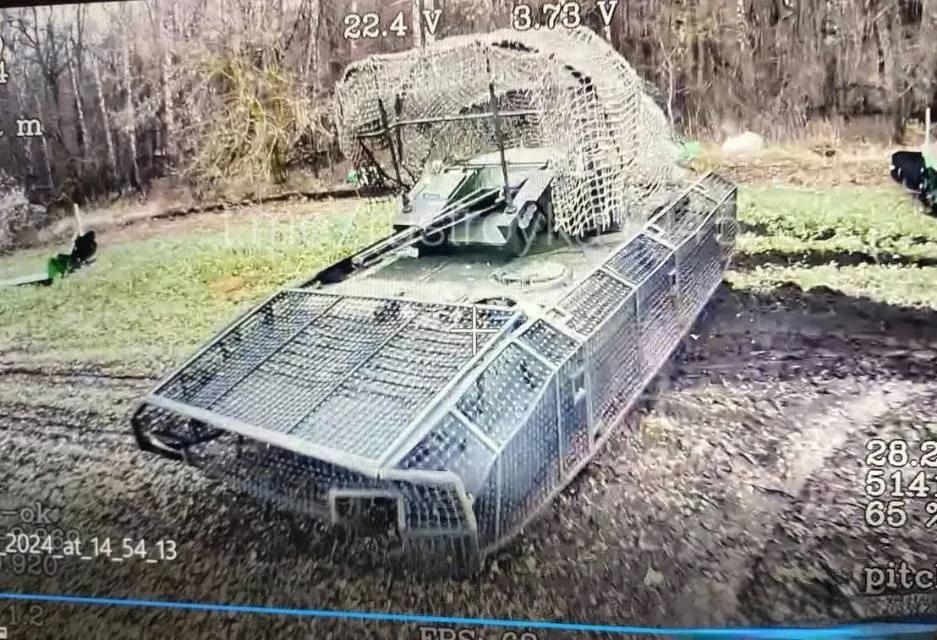 步兵战车：你看想我像不像个刺猬，看你怎么下口。
无人机：嘿嘿，这还难得住我，无非
