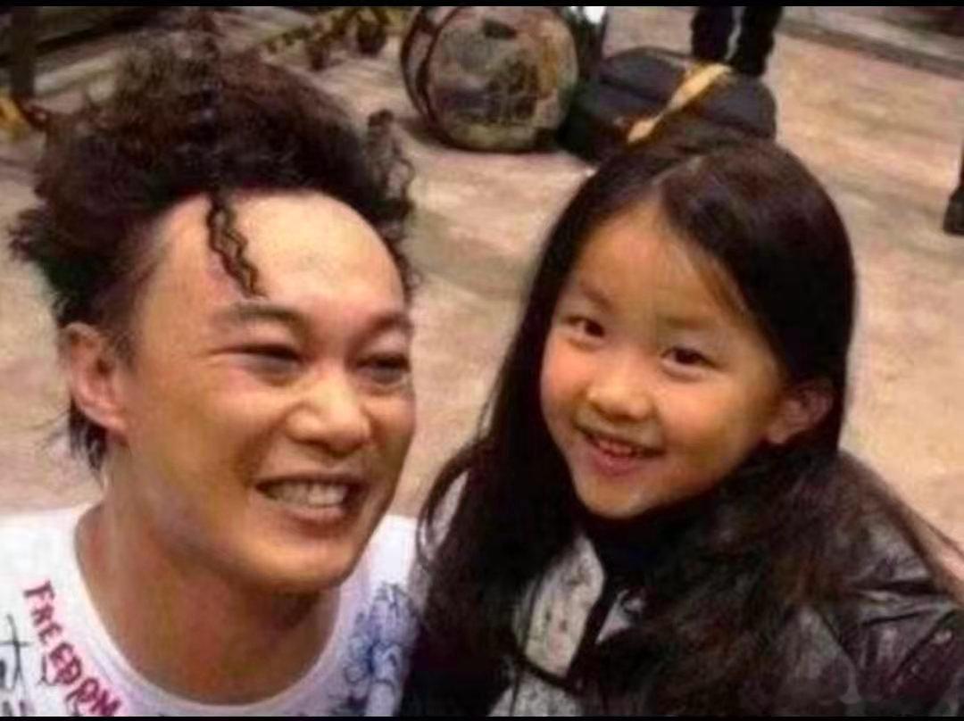 曝陈奕迅带女儿上音综国粤无双 吴彤这节目是真会请人，请一个陈奕迅还送一个他女儿。