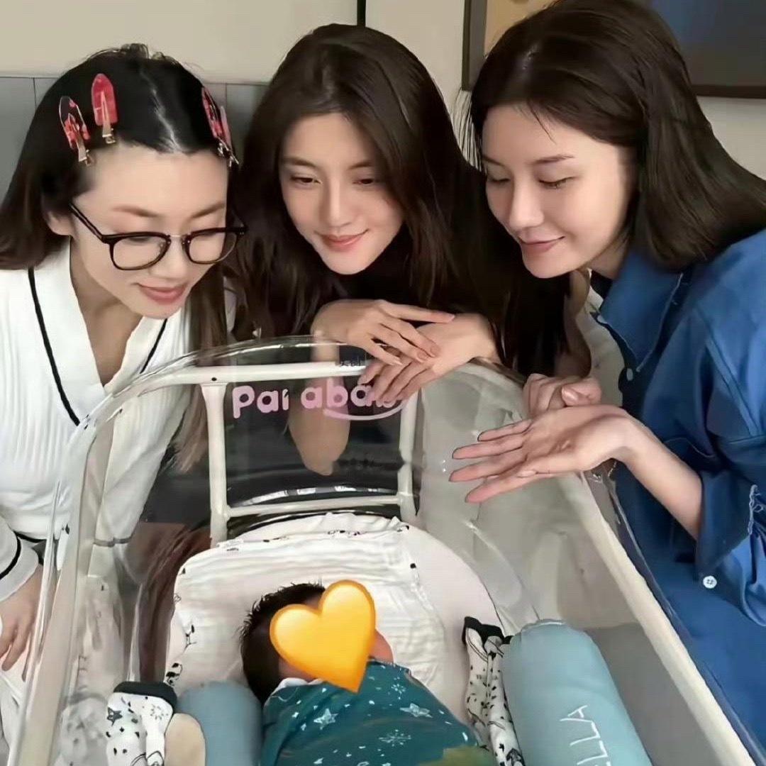 35岁程晓玥二胎产子后状态曝光，好闺蜜吴千语前来看望，她看起来气色相当好，皮肤白