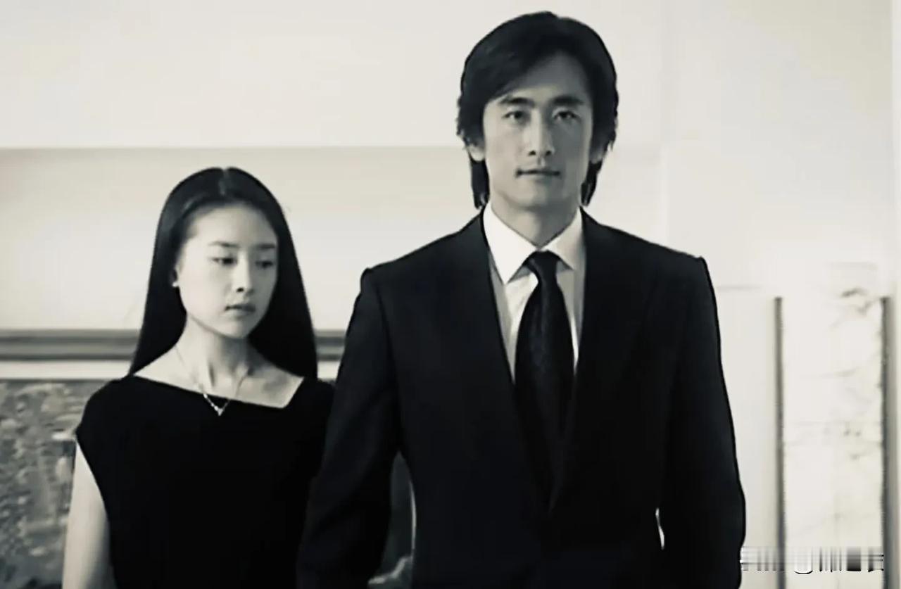 季冬阳爱展颜，展颜也爱季冬阳，其实他们俩本来就是互相拉扯，偏偏很多人都要掺和进去