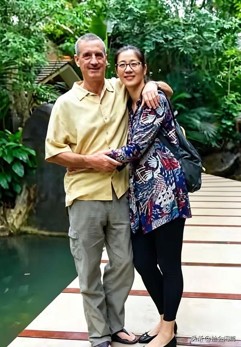 李月明二婚嫁给美国人，生活美满幸福。

昔日中国女排副攻，被称作女排第一美女，身