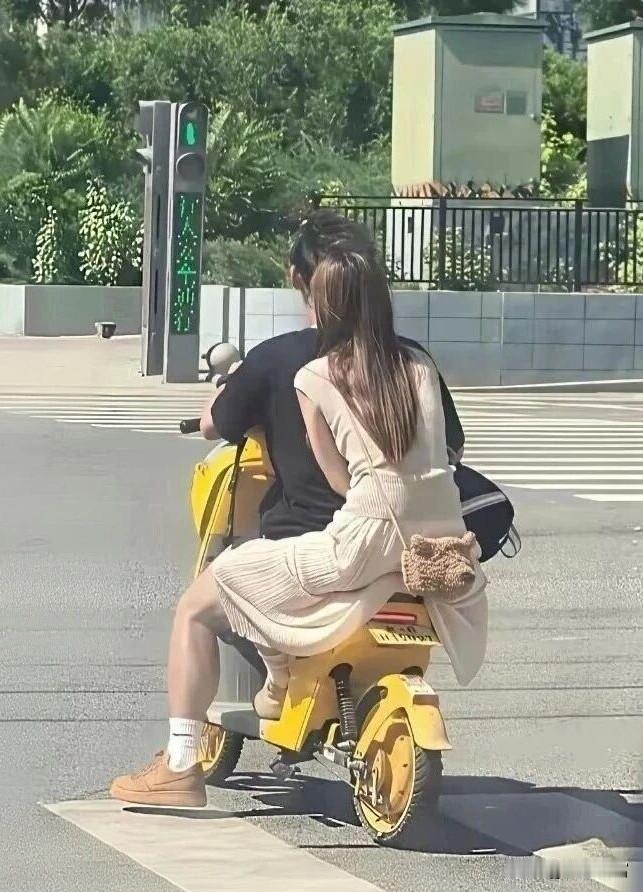 这个妹子背影看起来不错，但小腿实在太粗壮了。