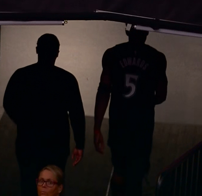 爱德华兹返回更衣室了！NBA