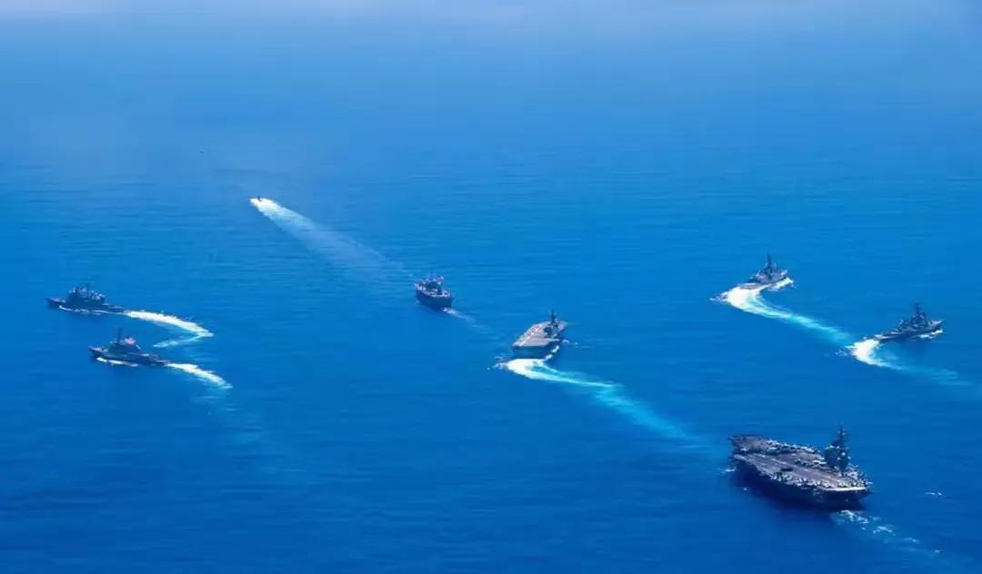 南海昼夜练兵：五国兵力集结，双航母堵门，三艘055显威

近日，南海海域掀起了一