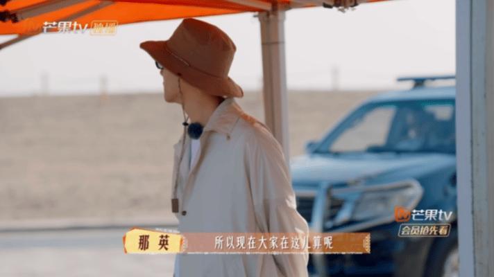 那英化缘到一半被张晚意拉走那英向导演组“化缘”哭穷，张晚意秒变霸总拉走她，霸气护