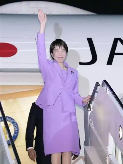 这下算是长记性了，回国不敢再挥手摆样子。这趟美国之行反差特别大，去的时候有多神气