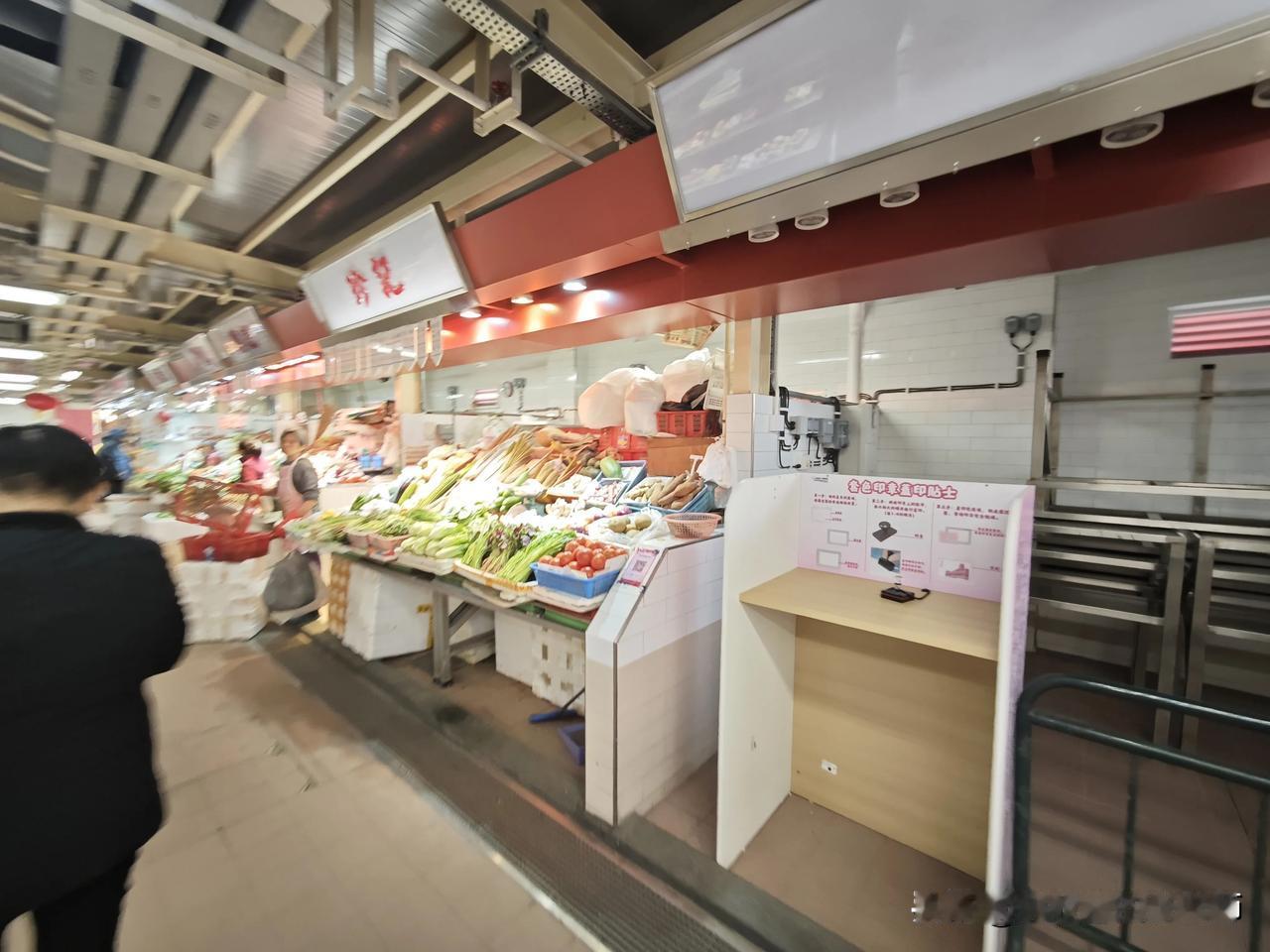 走遍家乡的大街小巷澳门的菜市场真心干净整洁，地面连污水都没有。
