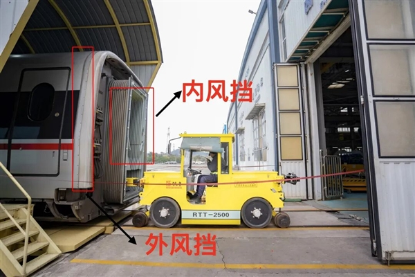【高铁车厢连接处为何不漏风？终于弄懂了】很多人坐高铁都好奇一件事，高铁跑350公