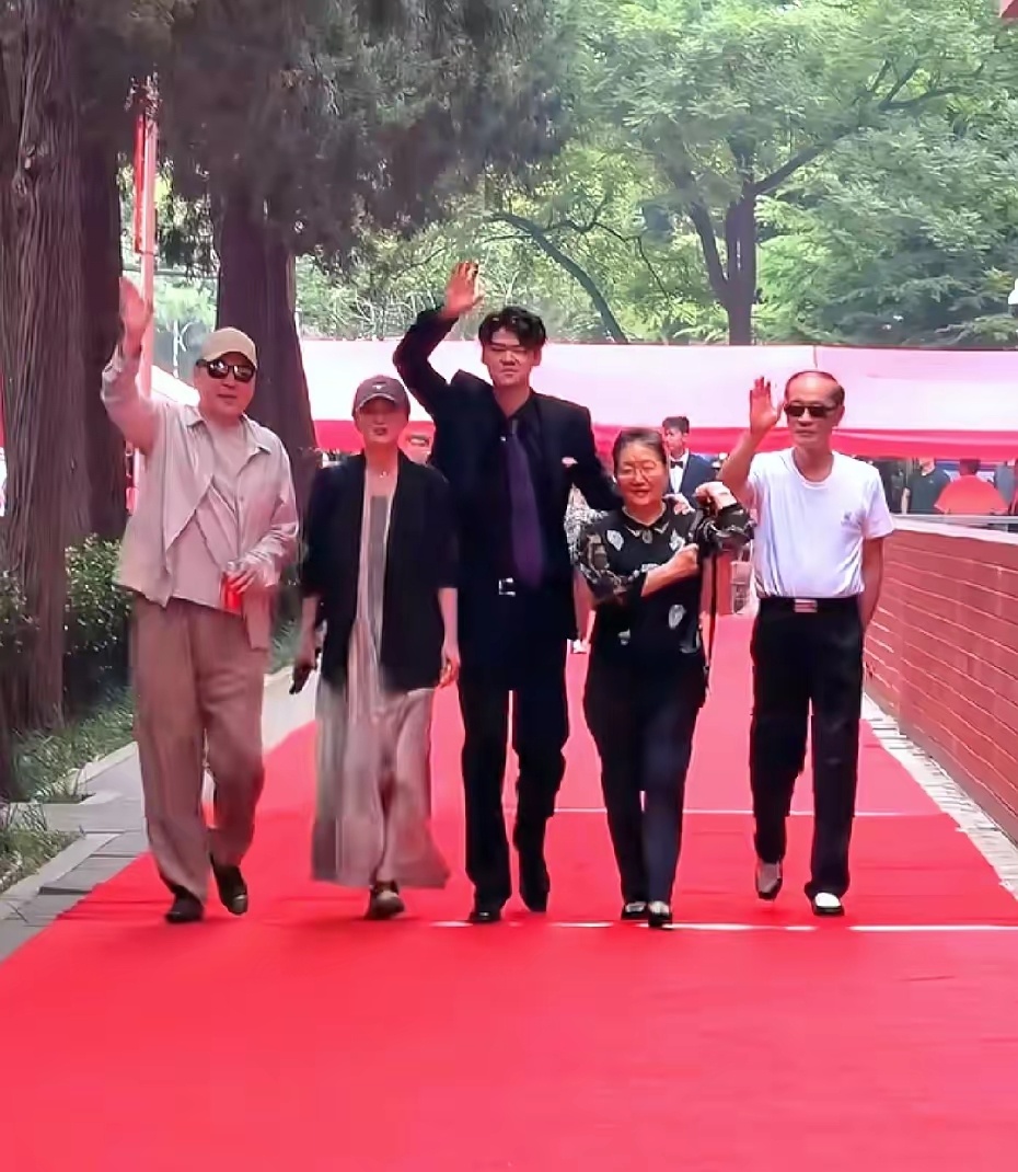 陈建斌蒋勤勤出席儿子小老虎人大附中毕业典礼，儿子身高超一米九，理科成绩拔尖，已拿