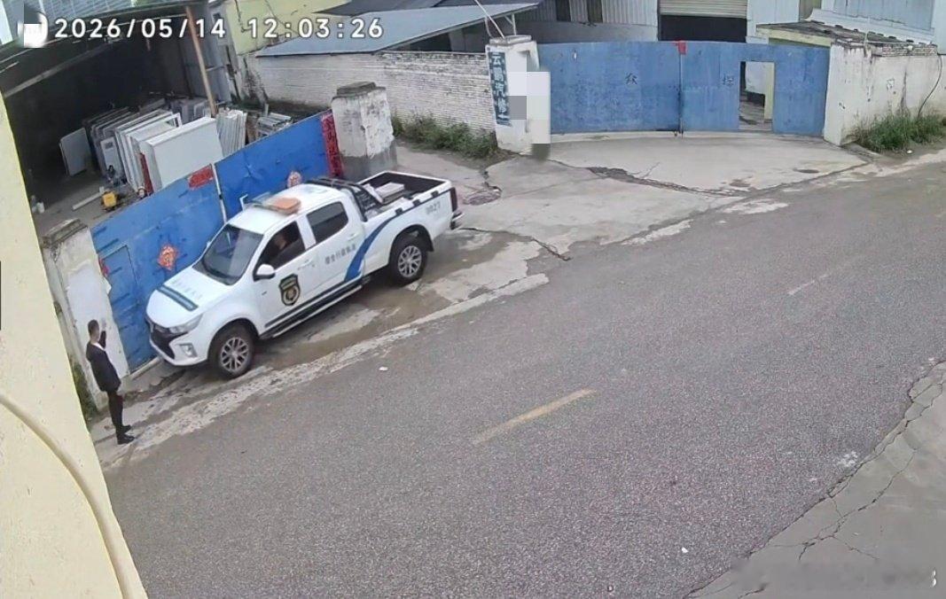 执法车辆封堵企业大门10多天，官方成立工作组调查------近日，陕西西咸新区上