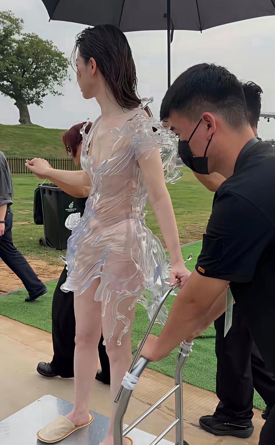 戚薇⁠￼￼好大胆啊，穿了一条￼3D打印的裙子⁠￼￼就出来了，而且还只能靠别人用推