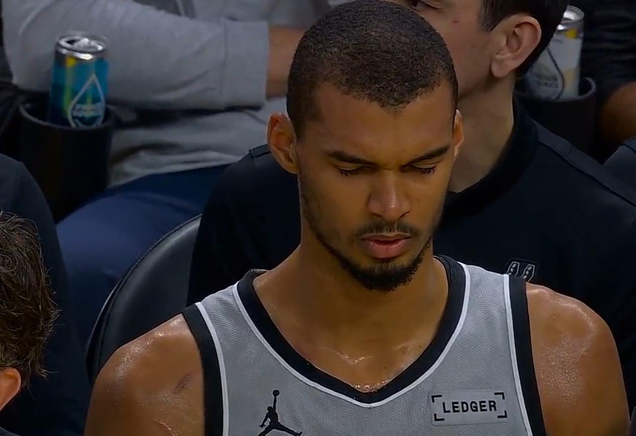 文班亚马在场边闭目冥想，总结在比赛中的不足！

文班亚马在对阵勇士比赛中投篮手感