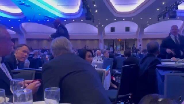 突发重磅消息！白宫晚宴遭遇枪响，特朗普紧急跑路！这事真跟伊朗有关？
 
当地时间