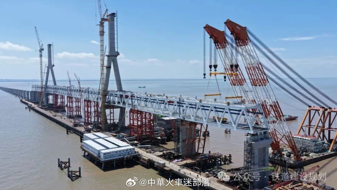 高铁头条【通甬高铁杭州湾跨海大桥，建设迎突破】中交二航局消息：7月26日，随着最