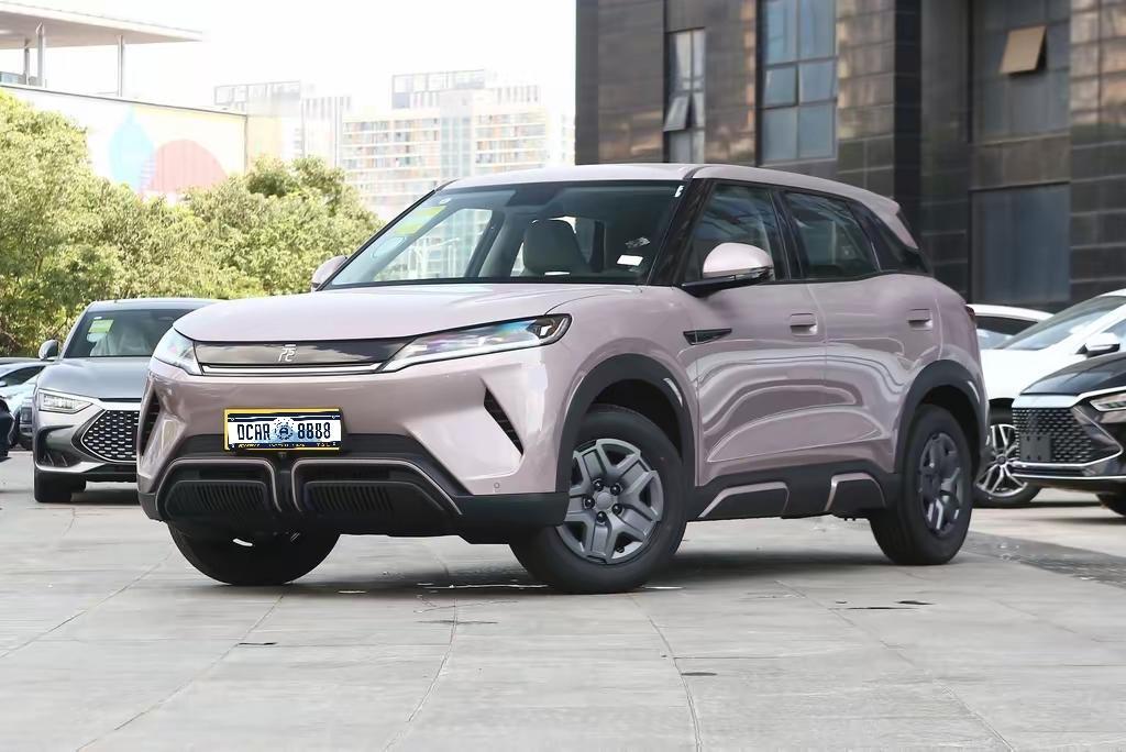 兄弟们们，在二手车市场逛一圈，我直接惊了！比亚迪元UP这车，二手价跟坐滑梯似的往