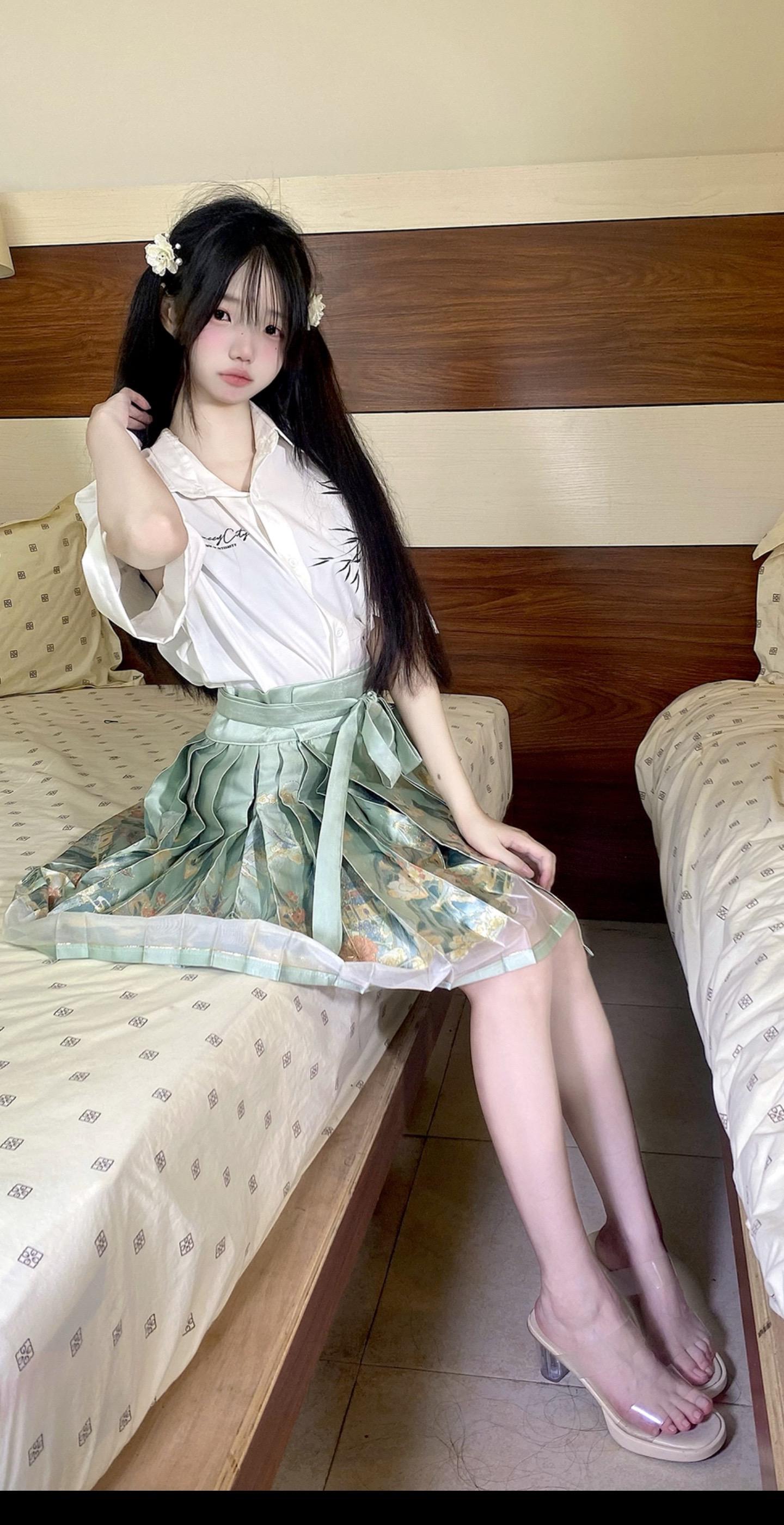 想当甜妹 可惜声音像小学生。