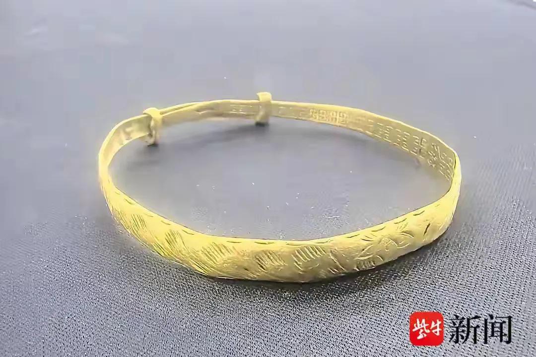 80岁老人捡大金镯，寻主未果一夜未眠！求助警察后结局破防
 菜场里人来人往，吵吵