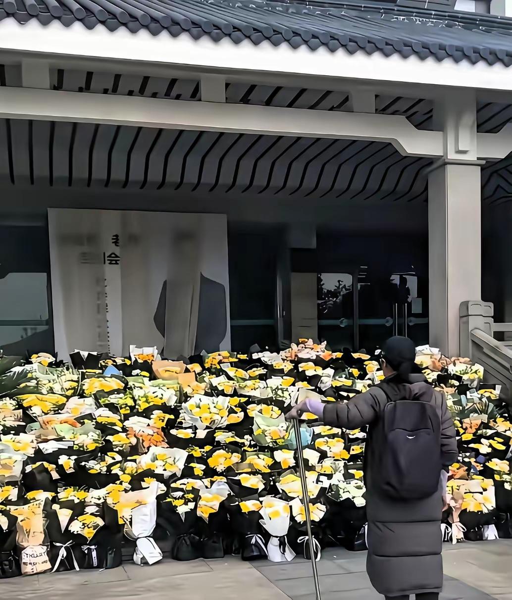 苏州全城泣别，这才是真正的丰碑
 
那些天天挖空心思想让大家永远记住自己的人，真