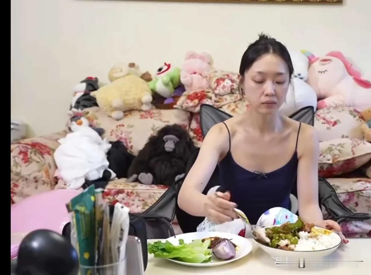 管乐这吃饭真的太霸气了，豆角炒肉盖浇饭一盘米饭，生菜和洋葱蘸酱，管乐这才是营养搭