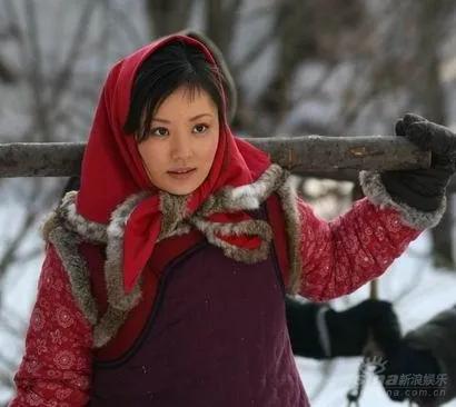  红头巾的扮演者赵苏婷34岁。1989年1月1日出生于上海，毕业于上海戏剧学院。