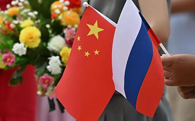 中俄关系将来可能难免会有一场较量，但现在中国为啥还不疏远俄罗斯？

因为时机还没