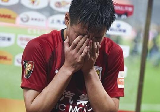 中国男足球员的“寒冬”真的来了！

这一波“限薪令”下来，肯定有不少球员心里不痛