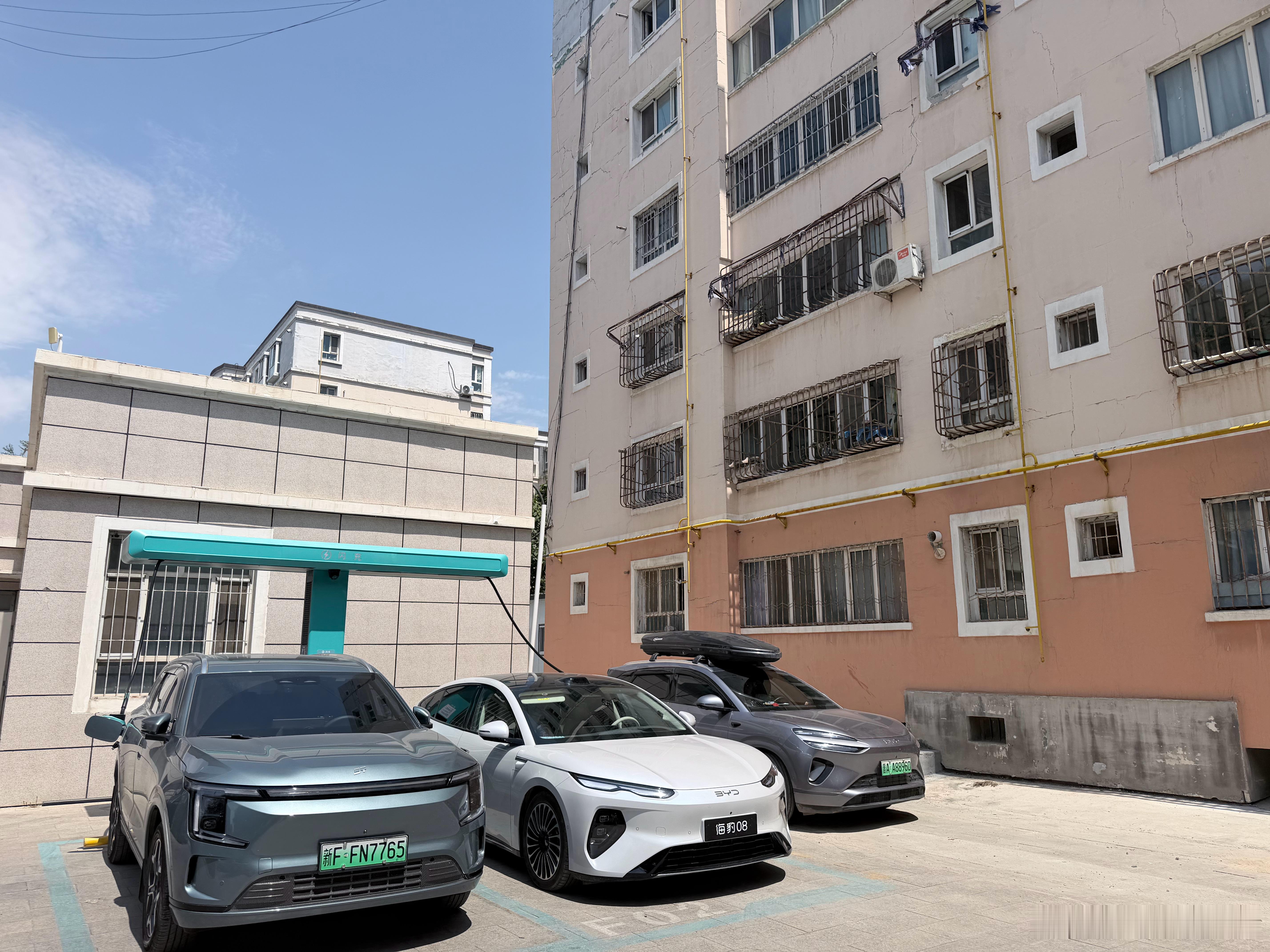 新疆的闪充太离谱了🤣直接建在小区里面…我们刚充完来了个海狮大哥停旁边了，我说「