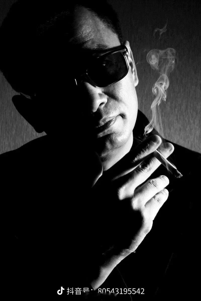 王家卫 王家卫自己就是最大装逼狂，还这个装，那个装王家卫拍的电影  瞅一眼：好牛