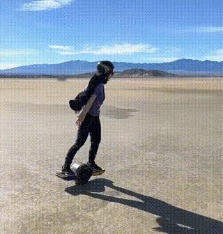 妹子最后到底是怎么摔倒的啊？就算是慢动作，我也没有看清楚到底是怎么回事。