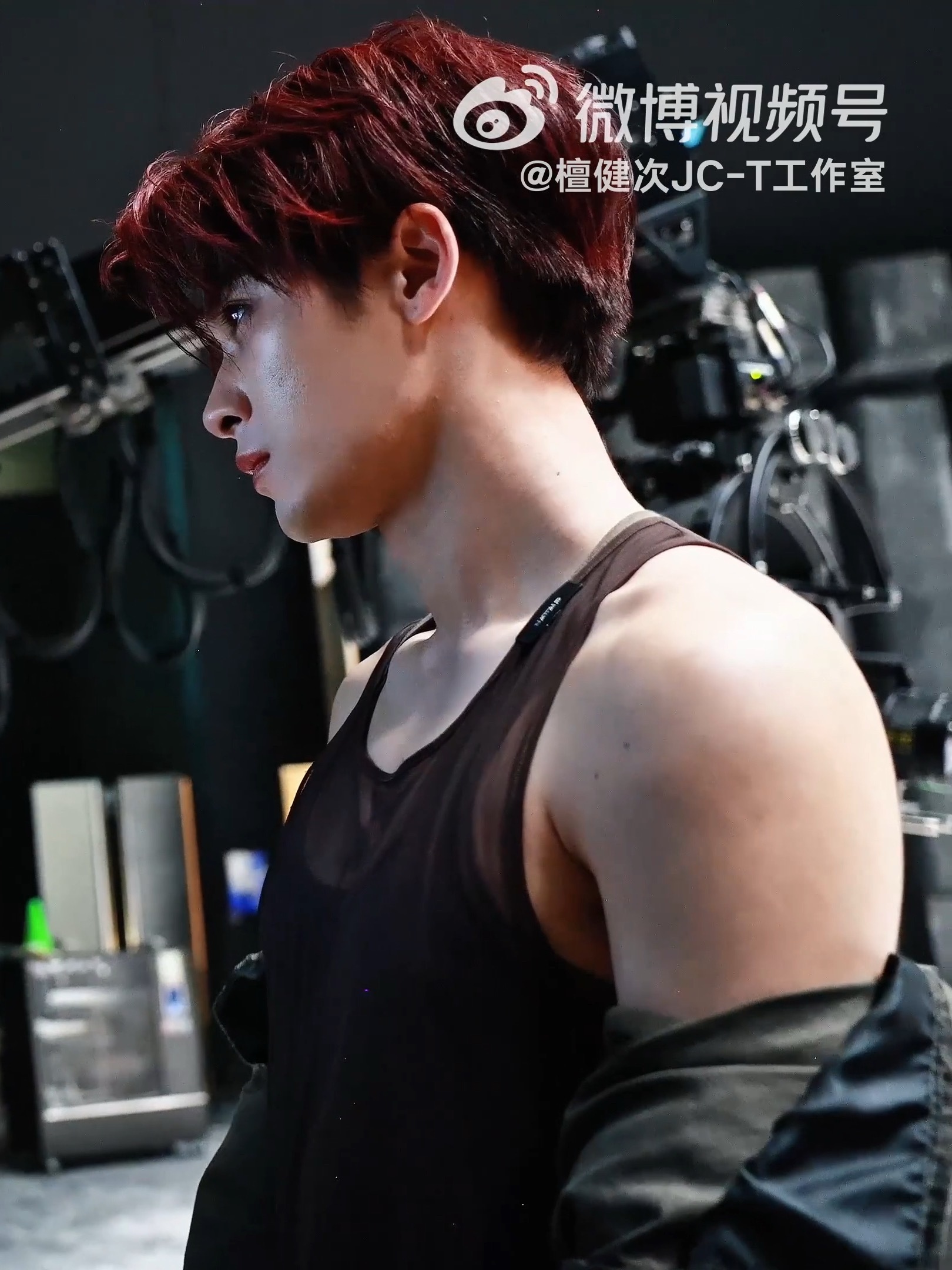 这真的是童颜巨肌具象化，亮晶晶的大眼睛配上一张人畜无害的脸，结果这大胳膊是感觉我