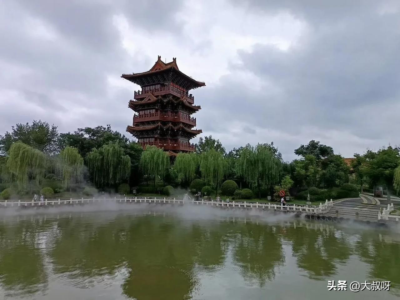 千年之前宋都开封
​清明上河图传天下
​
开封汴梁的繁华，据说清明上河图上都有送