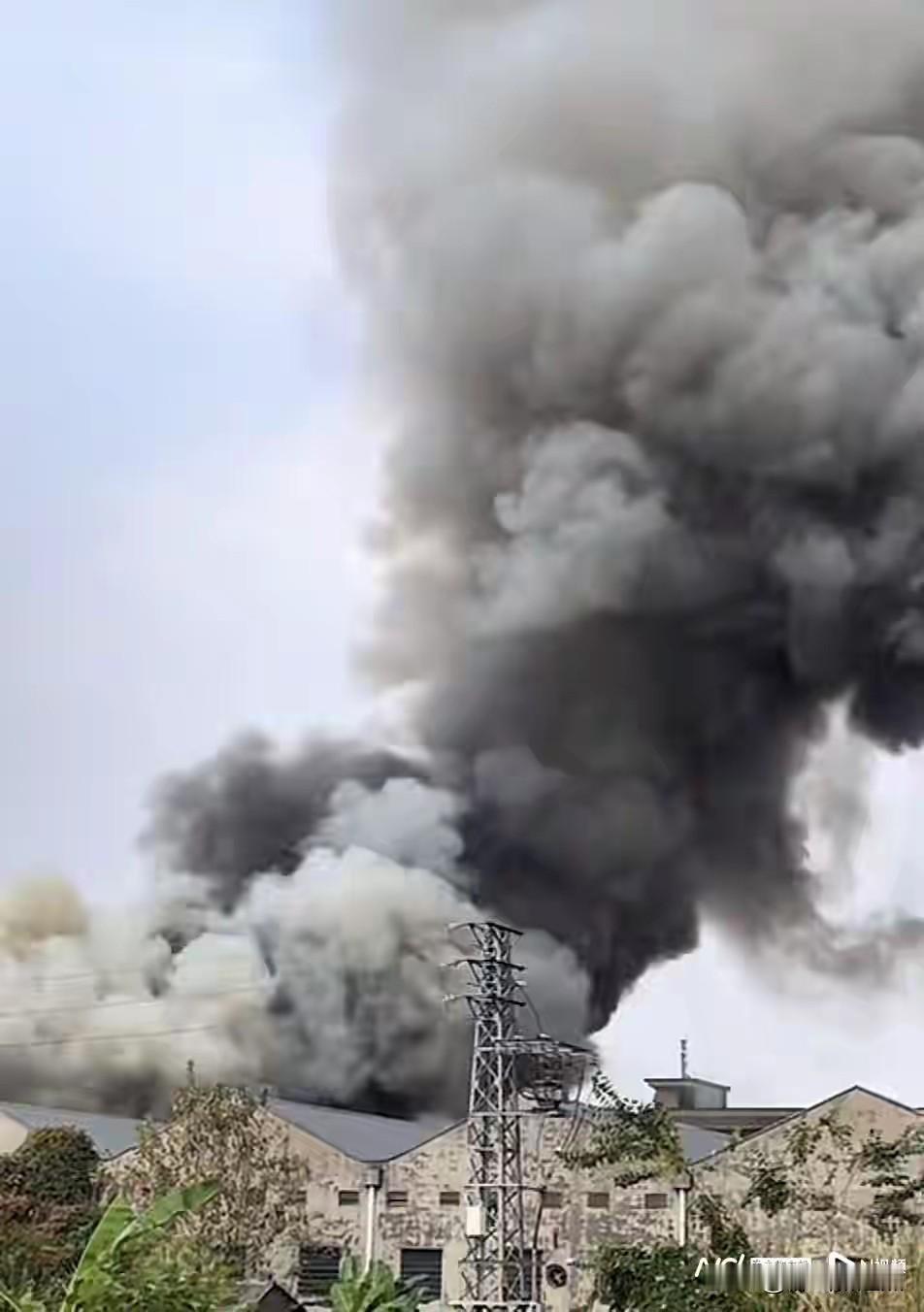 2月22日，佛山南海区里水上沙路附近一企业仓库起火，现场火势凶猛，部分厂房屋顶都