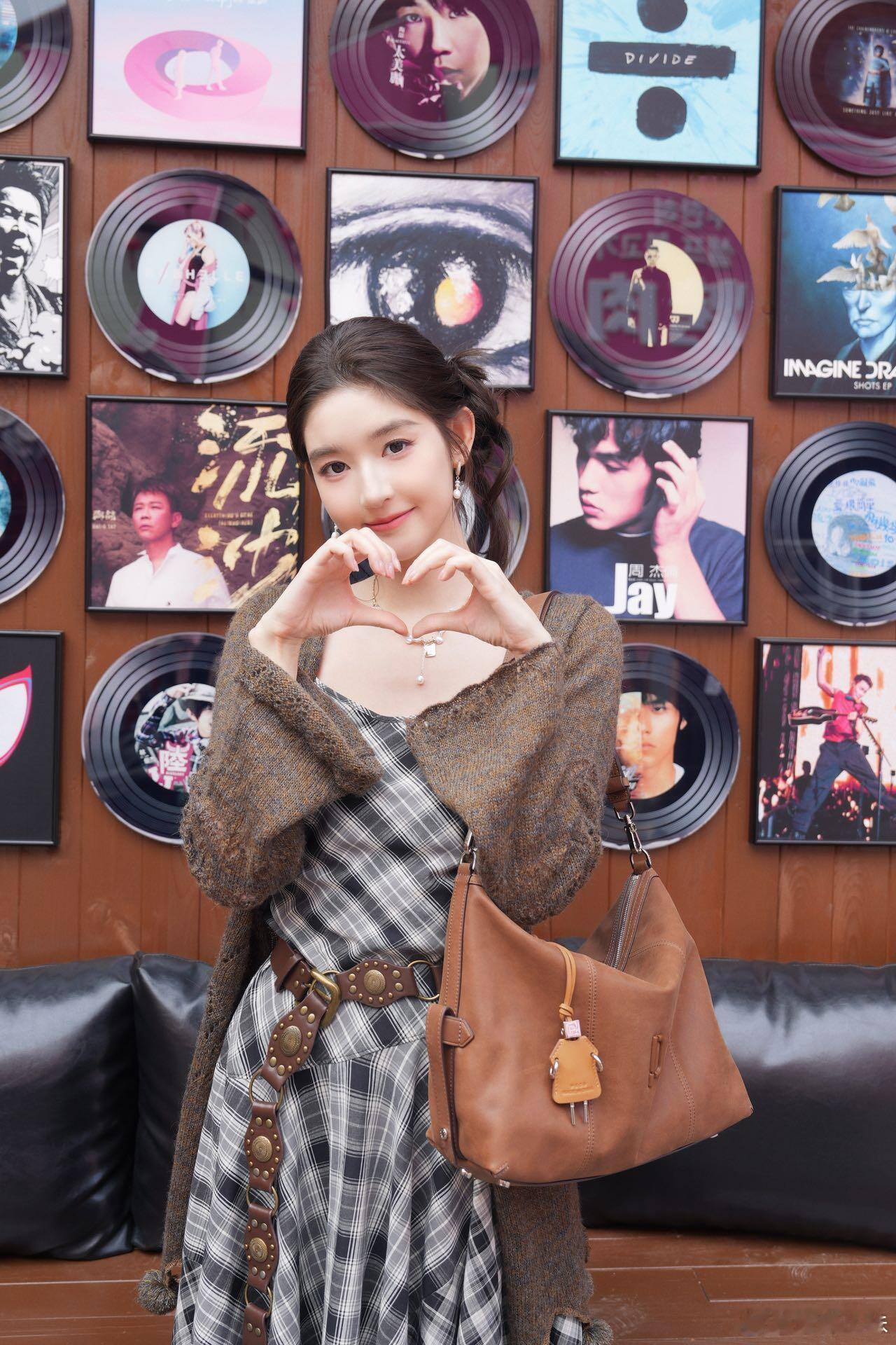 孙千王玉雯张婧仪同款 PECO豌豆包｜松弛氛围感，日常百搭王手袋crush设计灵